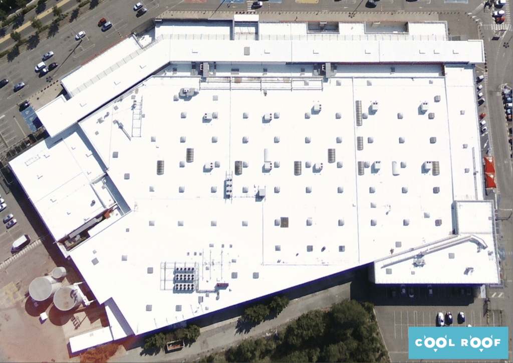 La toiture d'un supermarché à Quimper. © Cool Roof France